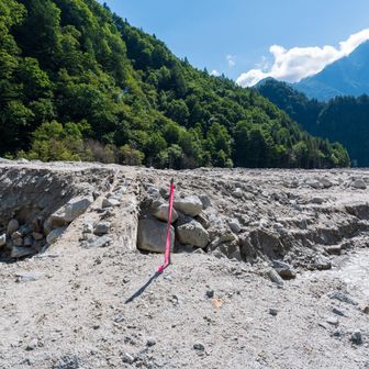 下山、ポールがあるので河原もわかりやすい
