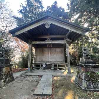 民家？のような建物の奥にも更に神社が⛩️