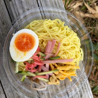 山頂メシはいつもの冷やし中華。夏はこのスッパいのが良いのかも😁