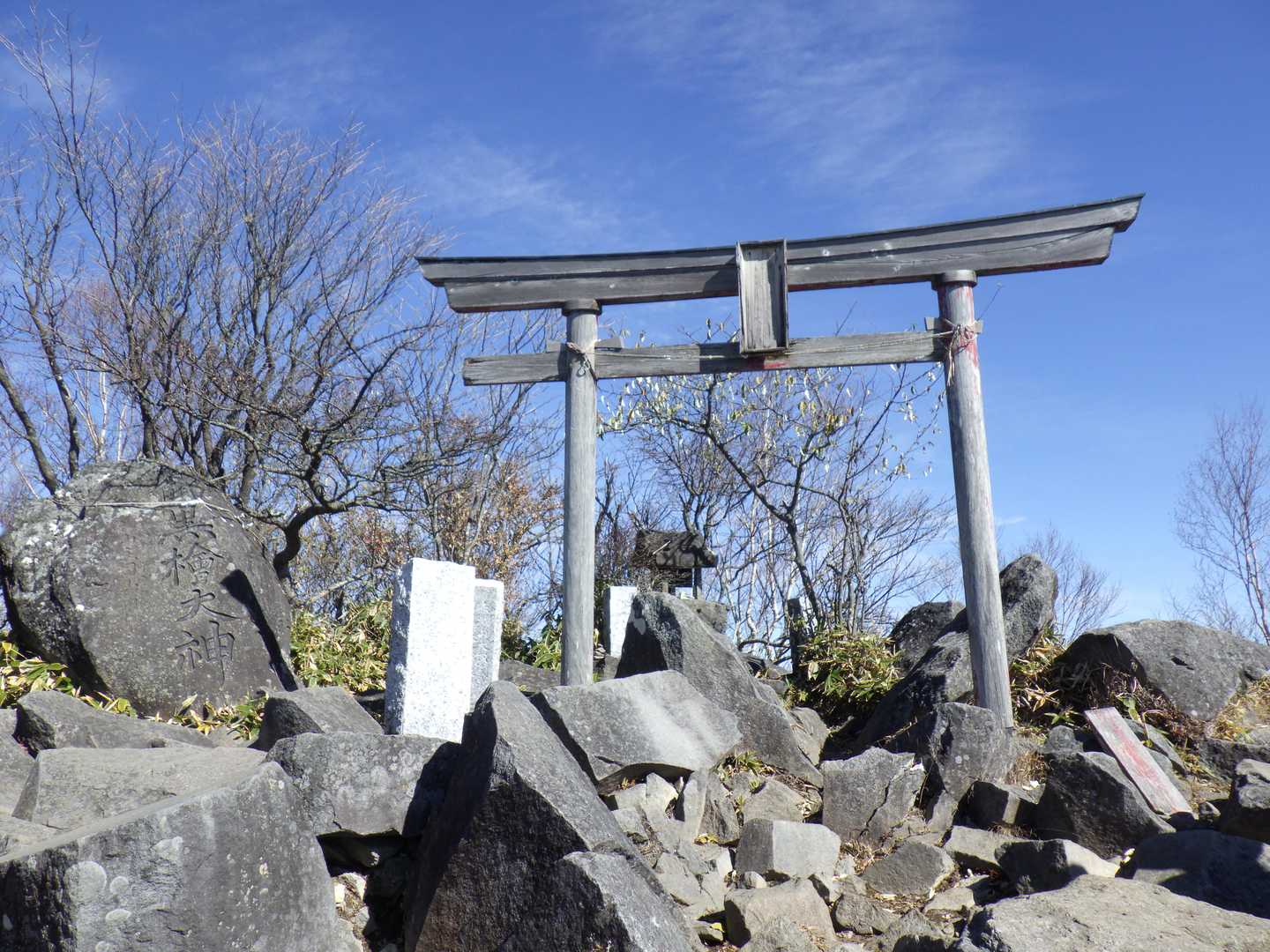 鳥居にてお参り
下山・帰宅まで、怪我なく事故なく楽しめますよう、よろしくお願いします😌