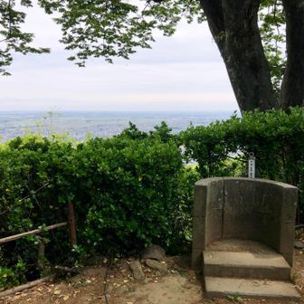 宮城遥拝所　いままで気付きませんでした。
…ここからだと見下ろしちゃっていますよね、いいのかな？