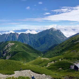 仙丈小屋と甲斐駒・鋸岳の荒々しい稜線