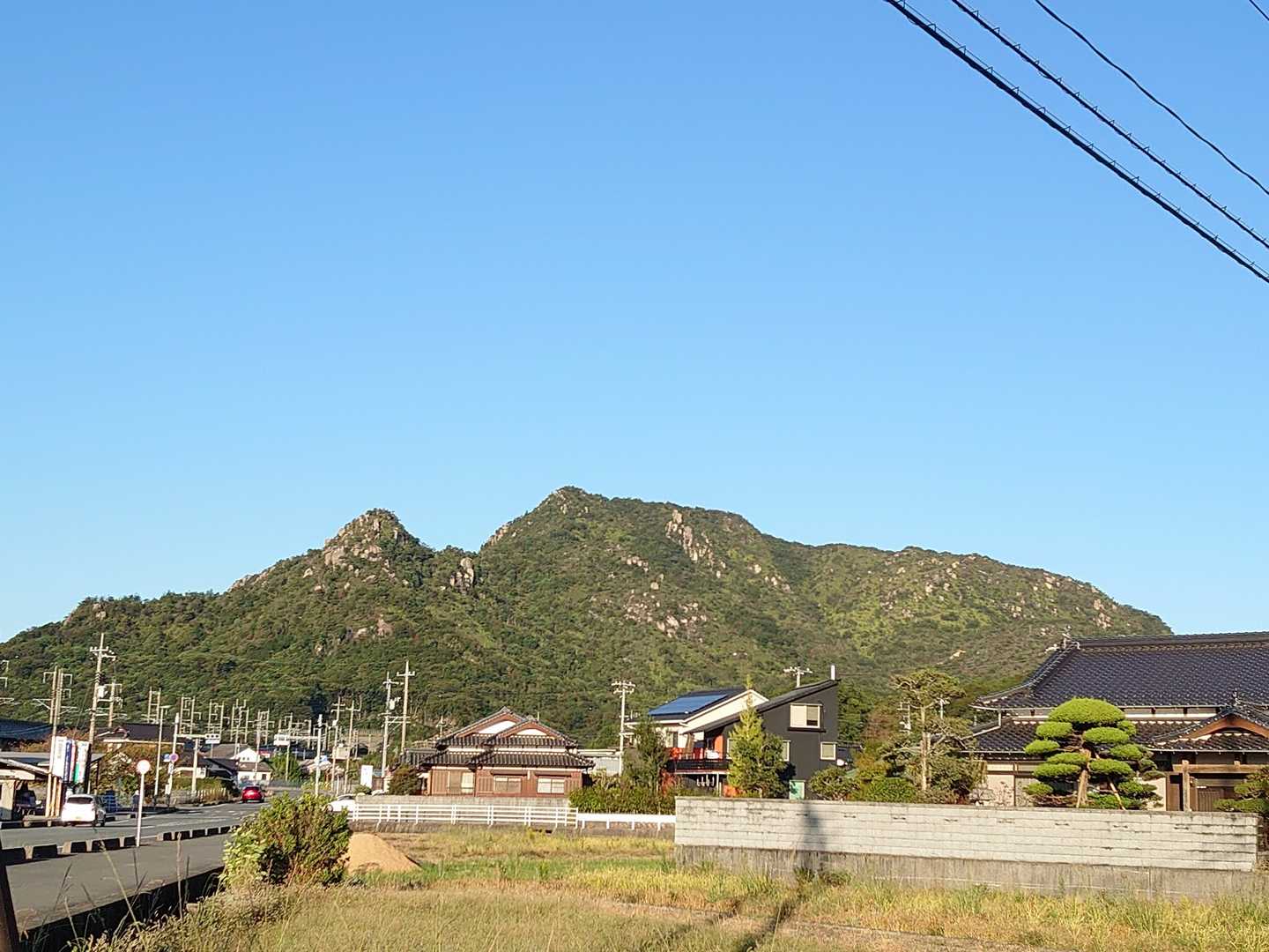 活動開始早々目前に西目山
あのお山もイワイワ