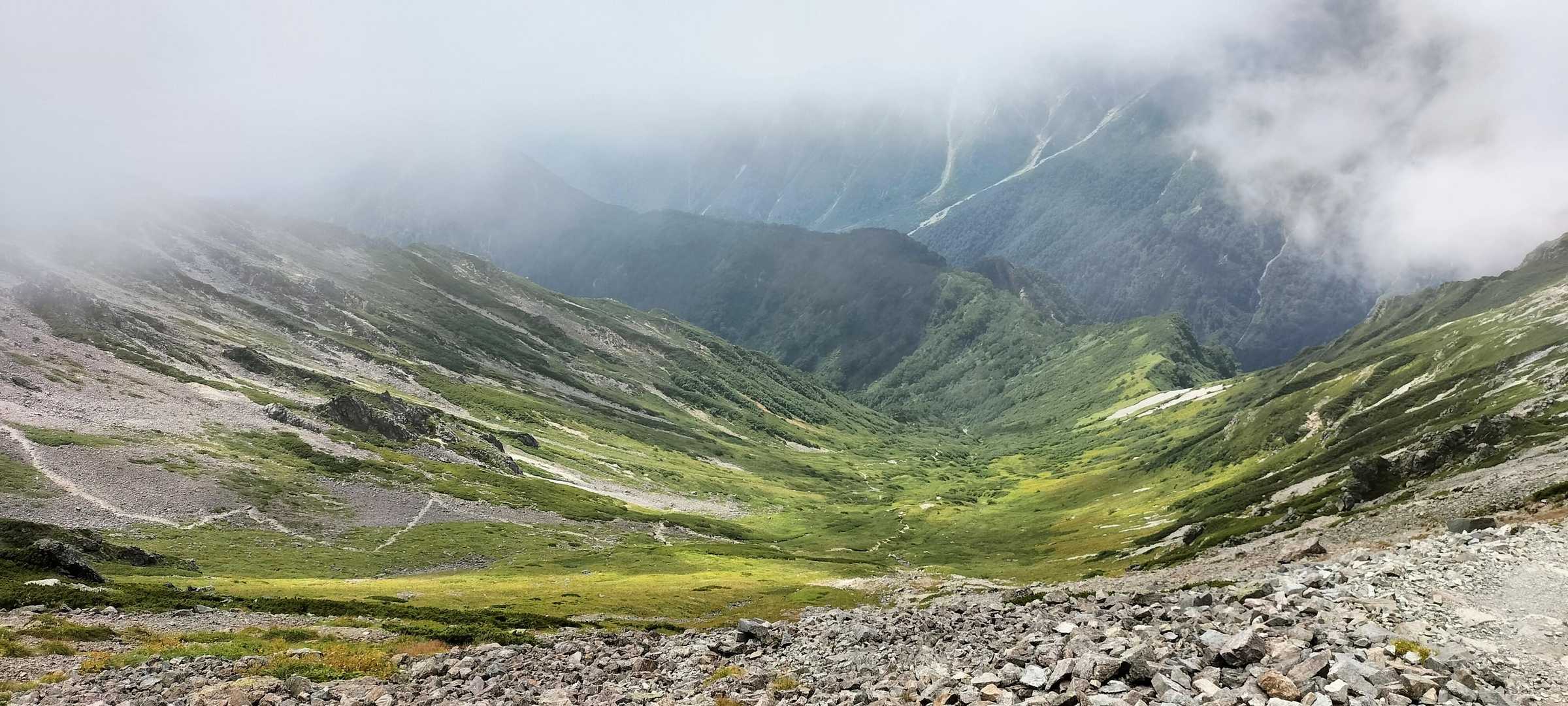 しばらく歩くとガスがとれて下山方向が見れました
飛騨乗越からのジグザグの道もよく見える