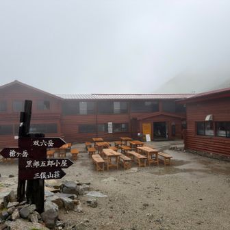 雨は落ち着いたが天気悪くて誰も外にいない。