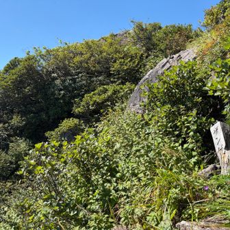 ツルツルする岩を登り終えザンゲ岩