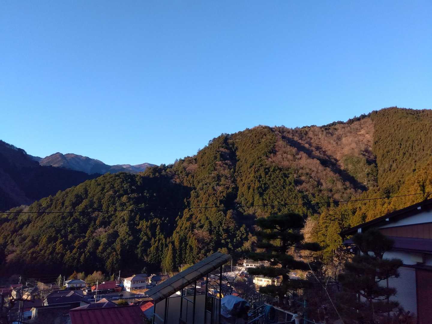 周りの山々です。雪無くない！？