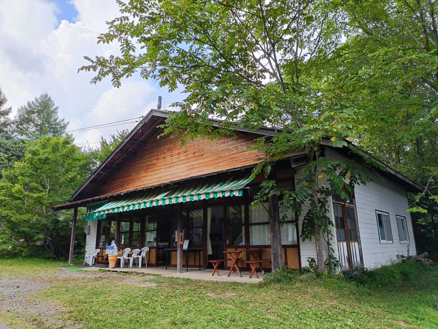 戸隠に来たなら、やっぱり蕎麦☝️
山友さんのレポで気になってた白樺食堂。
山友さんは2日連続で食べてたけどね～🤣
観光地なのにお値段がかなり良心的で、蕎麦を頼むとサービスで天ぷらの盛り合わせまで付いてくる💕
もう食べるしかないやろう、と思ってて、その為に下山はちょっとばかし巻いてました🤭

しか〜し、営業時間は15時までで間に合ったんですけど、まさかの「ごめんなさいm(_ _;)m　本日のそば、うどんは終わりました」

えぇ～ウソやろう😭

目の前にも高級そうな蕎麦屋があったんですけど、何となく敷居とお値段が高そうで💦
実際、ほぼ同じ量でお値段も🆙🆙！！

やはり今日は全てが上手く行かない日だったようです⤵️😟

持ってなかったー