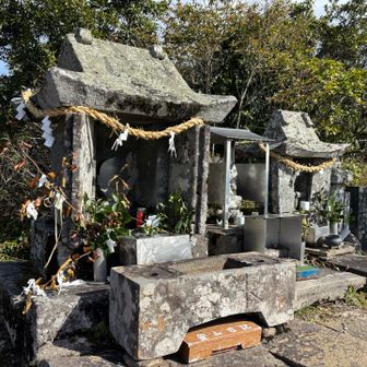 祠の下の木の箱の中にも思い出ノート。
2カ所にあります
（どっちにも書いた）

この祠は、「虚空蔵菩薩」さま。

なんとなく名前からして信仰のお山なんだろうなぁ…とは思ってました。でも、同じ名前の山が周囲に4山もあるのはなんでなんだろう！？と気になって。帰ってから調べてみました。

同じ名前がいくつもある理由は、虚空蔵山・虚空蔵岳という名前が特定の一つの山だけの固有名ではなくて「虚空蔵菩薩と関わりが深い」という意味だから。九州百名山の虚空蔵山は「甲後岳」とも呼ばれていたみたいです。