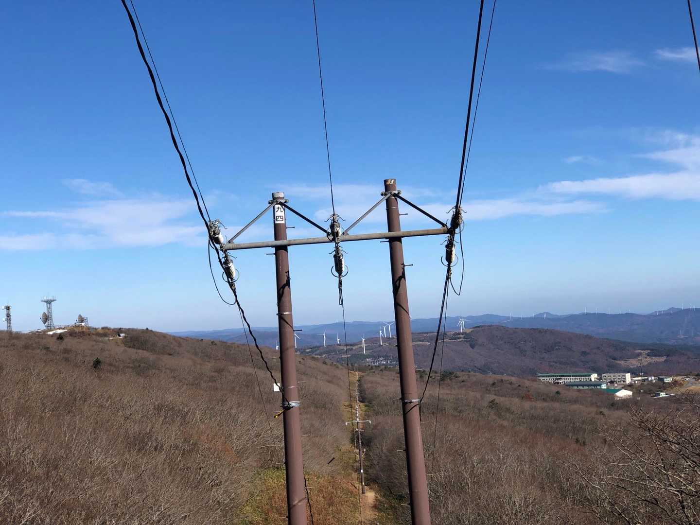 航空自衛隊分屯基地　山頂レーダーが見えてきました👀
右下は基地庁舎のようです🏢
高原ホテルかと思った🤭😆💦