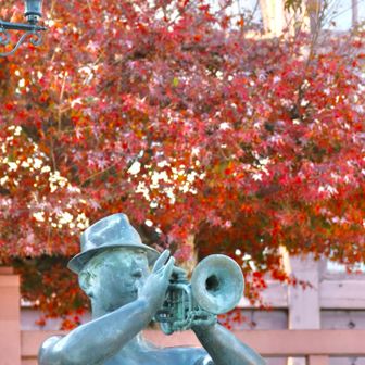 風見鶏の館の前を通る。
観光客がたくさん。日本人より外国人が多い。

今年は万博アメリカ館のジャズデュオにハマって、トランペットが良かったなぁ、
なんて思い出しながら。

異人館街から新神戸へトラバース