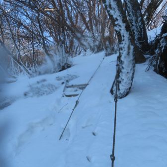 山頂直下の登りはラッセル地獄。ロープに助けられた。