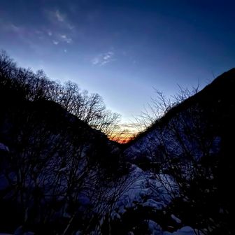 先ずは雪が残る林道歩きを1時間ほど💨

予想通りの晴れが期待できそうな空模様😎
ただサングラスを忘れた事に気付き、マイナス-1pt🙅🏿
林道歩きで引っ掛け、左脚のゲイターが御臨終😇-2pt