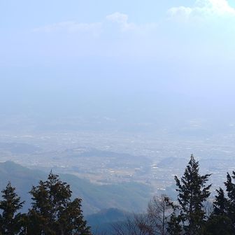 伊那盆地が見え始めましたが、南アルプスは見えそうで見えず