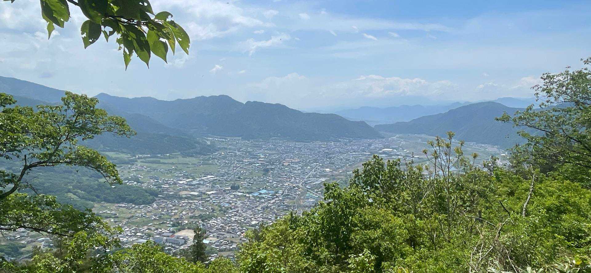ところどころ上田市や千曲市街が一望出来ます。
