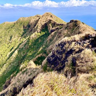 ゴツゴツした山肌もあり…