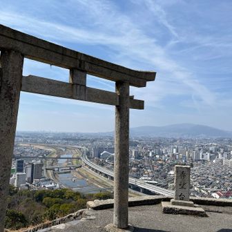 秀望台。遠景は春霞