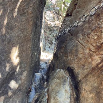 はさみ岩。挟まれている最中に電話がかかったきた。さすがに電話を取れない。