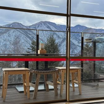 テラスは素敵だが寒いから中で食べよう😵