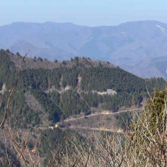 高賀山の右奥にはこの日登るはずだった平家岳…。本当ならあそこに登りたかったんだけど。右隣は滝波山。
平家岳と滝波山って、金華山からも眺められるんだけど、滝波山を登ったというレポート、あんまりみたことがないんですよね。平家岳は登る方がいるので、レポートで拝見してどんな山かは大体は知っているのですが。