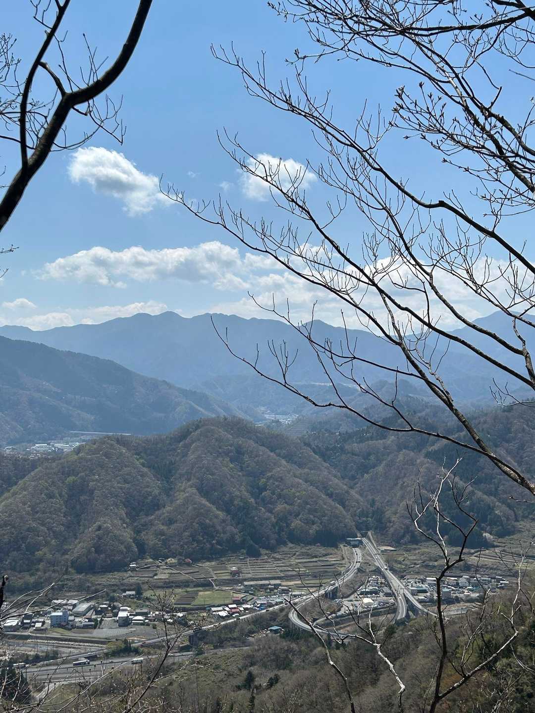 眼下に中央道🚙と山々⛰️