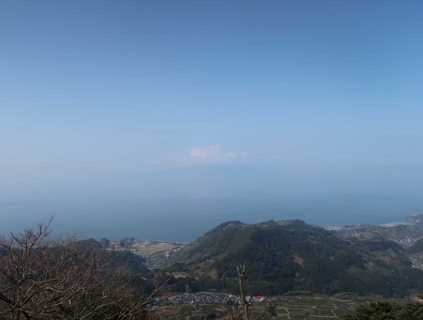 霞んでいなければ有明海の向こう側に普賢岳が見えるようです。(今回は心の目で見ました👀)
