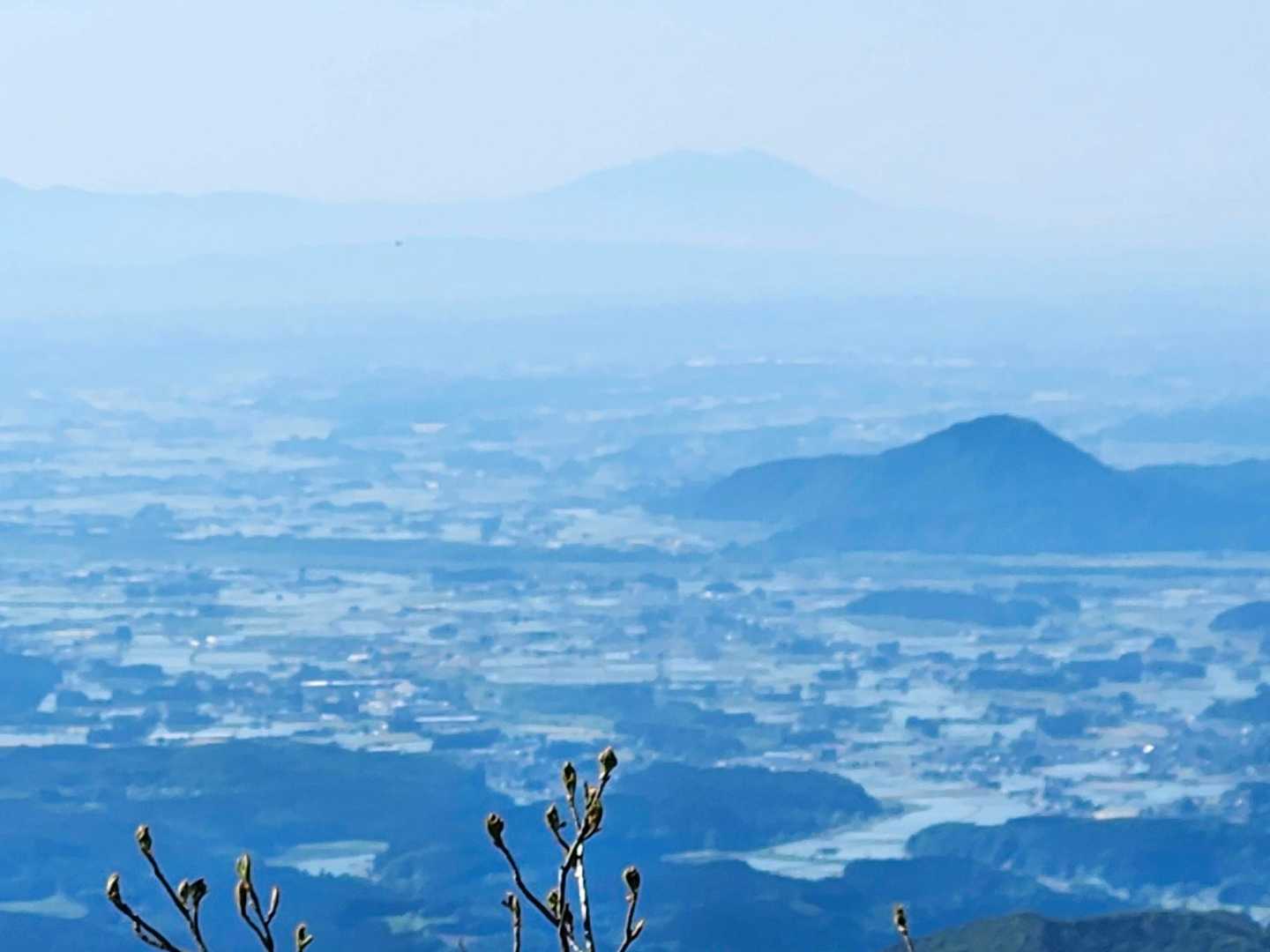 遠くにうっすら筑波山⛰️
手前の右側の羽黒山⛰️が可愛くみえる😊