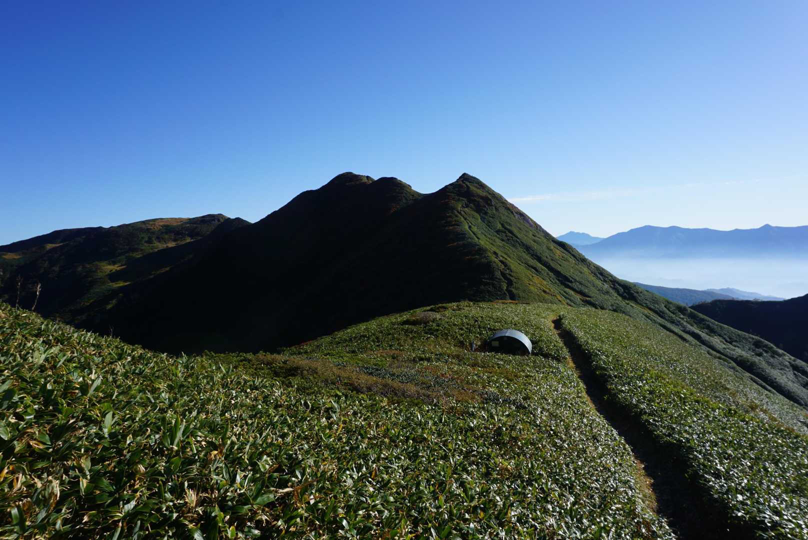次は朝日岳へ