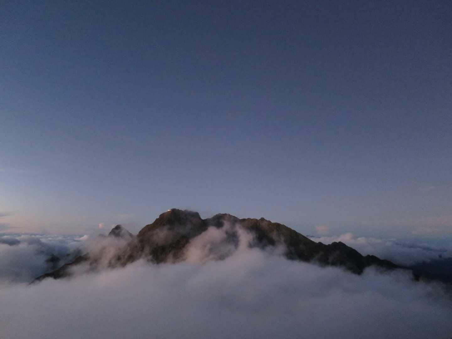 暗いうちは満天の星
日の出前からスタンバイ