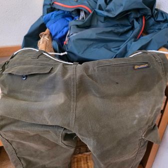 汗で一部変色している。もう冬になるのに塩がふいている