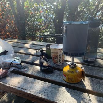 昼食。カップ麺肉うどんと赤飯おにぎりです。