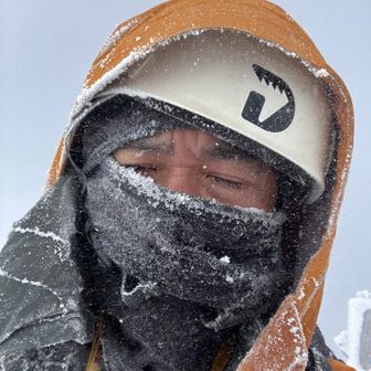 自撮り…酷い顔
爆風でまつ毛が凍り目が開けれない
酷いけど臨場感伝える為に載せておく　笑