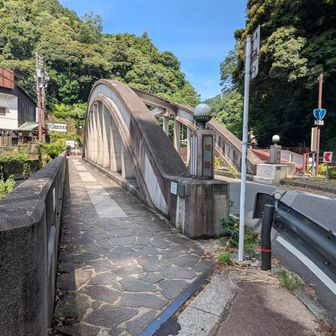 旭橋を渡った先に湯坂路ハイキングコース入口