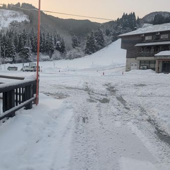 鎖の先はこんな感じ。

登山入り口は左手、車ゾーンを抜けたとこから←へ。後ろ手にぐるっと回る道か、進む先は左奥なので直行も可。