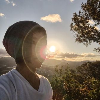 強風の山頂だったから髪の毛がくるんってなってたよ笑
そのくるんに夕日を乗っけてみたっ🤭