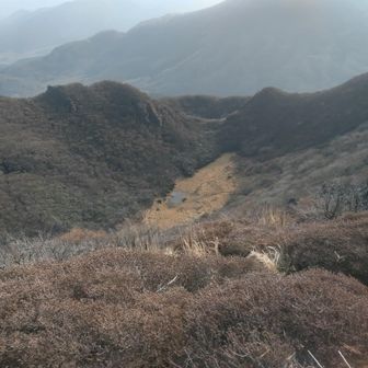     火口跡、左は北 峰