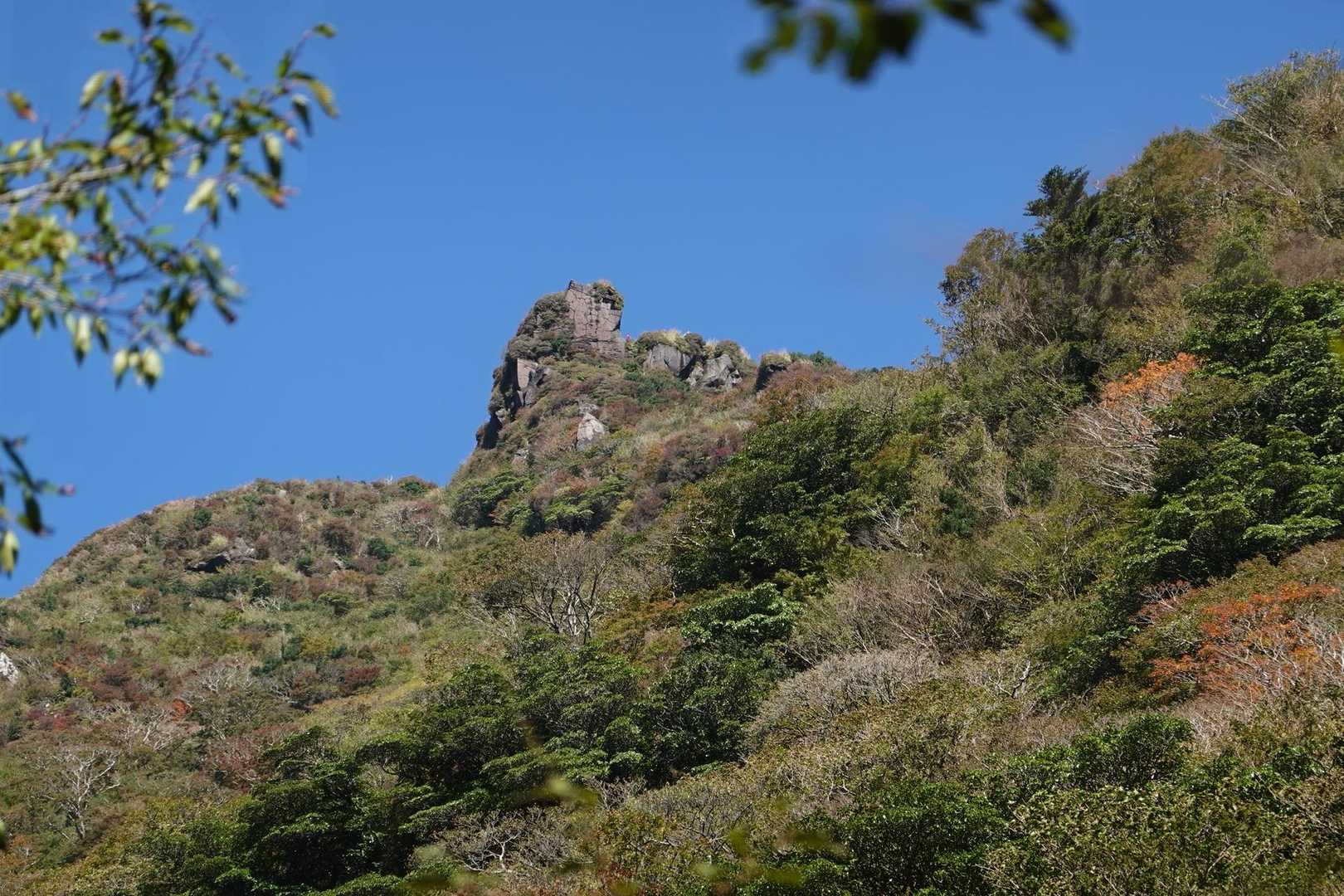 あざみ谷から見上げる普賢岳山頂