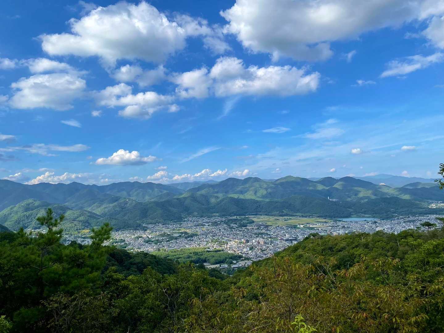 眺望 最高〜
眼下に街並み　山々の景色
素晴らしい👍