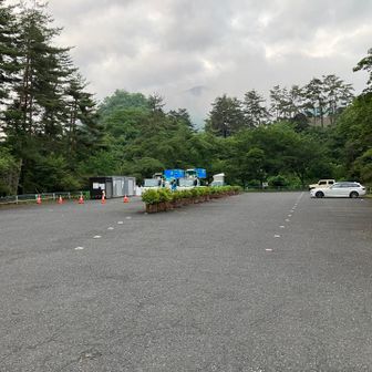 水根駐車場(無料)に朝5時前に到着です。流石この時間は2台ほどしか停まっていません。小さいながらも綺麗に清掃されたトイレが設置されています。