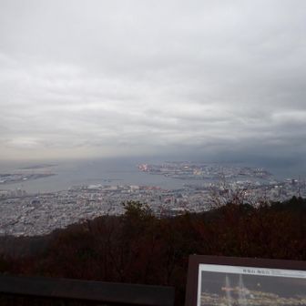 掬星台から。
重い雨雲。