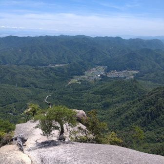下にも展望地はありますが、岩場が砂利で滑りやすいので、ここまで