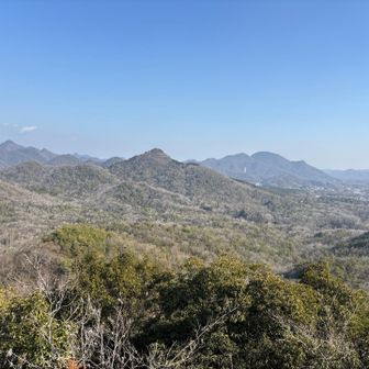 有馬富士の右奥に見えるのがクジラ山（羽束山）🐳