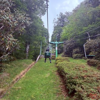 かずら橋から登山口までの道はうわさどおり狭くて離合しにくい箇所が所々、何回かバックしたり対向車がダンプでちょっとバックしてもらって右側のスペースに停止したり。でもお昼間の運転だったので気持ち的にはそうでもなかった、暗い夜道はコワイだろうな。
登山口からはまず楽々リフトで☻