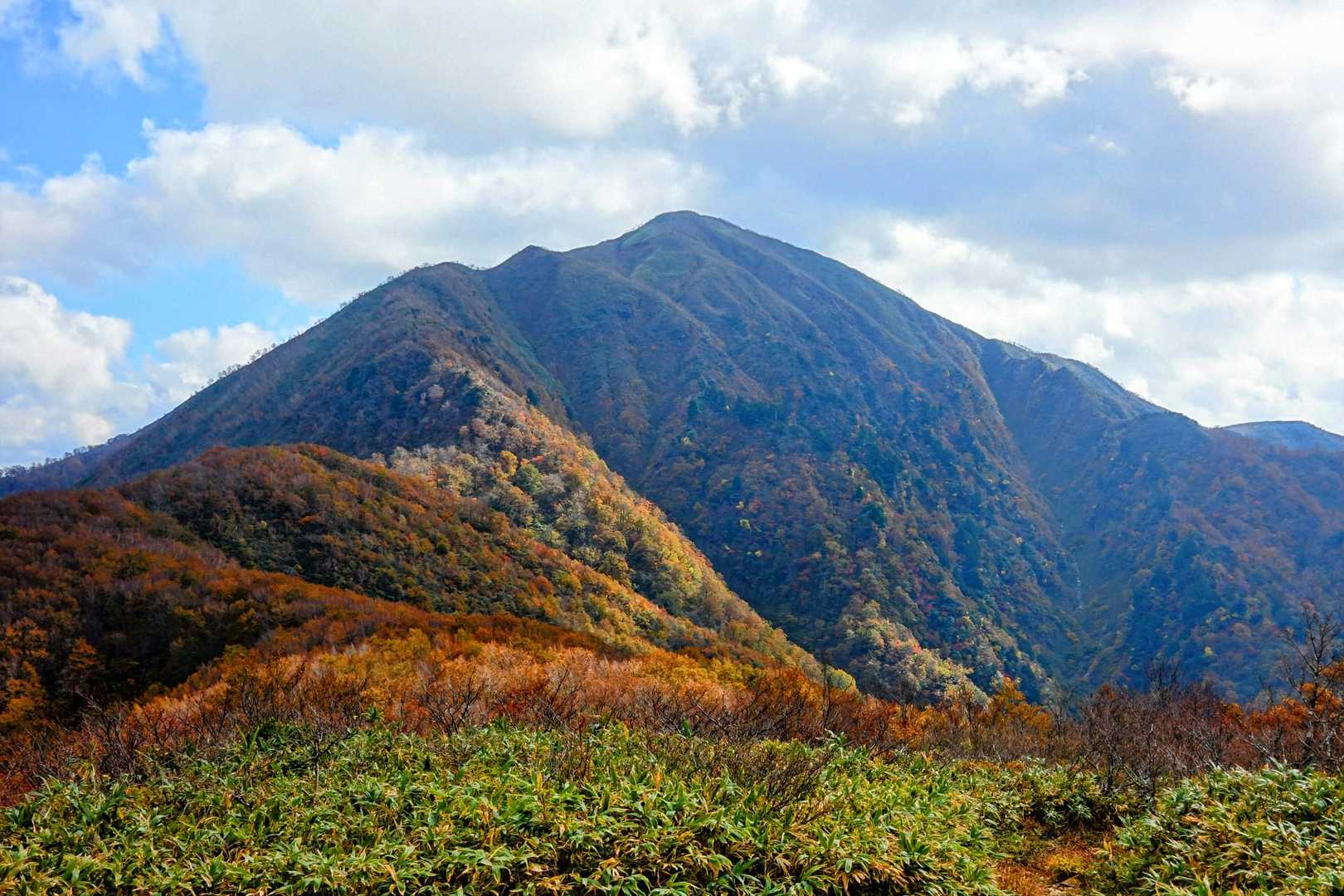 小荒島岳からの前·中·荒島岳
おすすめです🧐