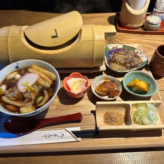 暖かい肉きのこ汁うどんのセットです！
ビジュ良いね、味への期待値上がります