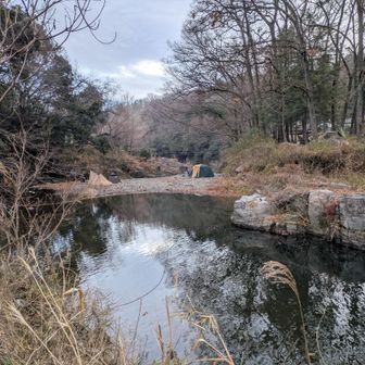 中洲部分にも硬く踏み固まった道筋が有り東側にはキャンプ場も有りました
キャンプ場は私有地とのことで利用者以外は立ち入り禁止です(対岸へ渡らなくて良かった…)