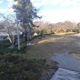 建物の前の広場です。左の建物はトイレも立派でした。