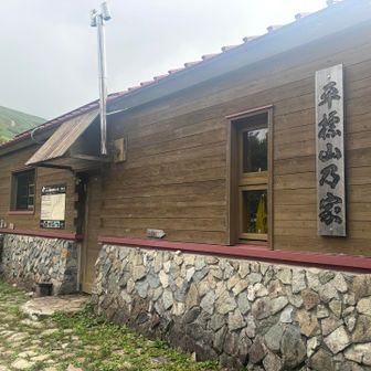 立派な山小屋は売店もあるし泊まれるよう