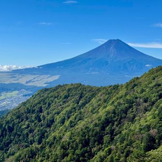 岩が乾くのを待ってゆっくり出発。カラッとした青空が気持ち良い🤩