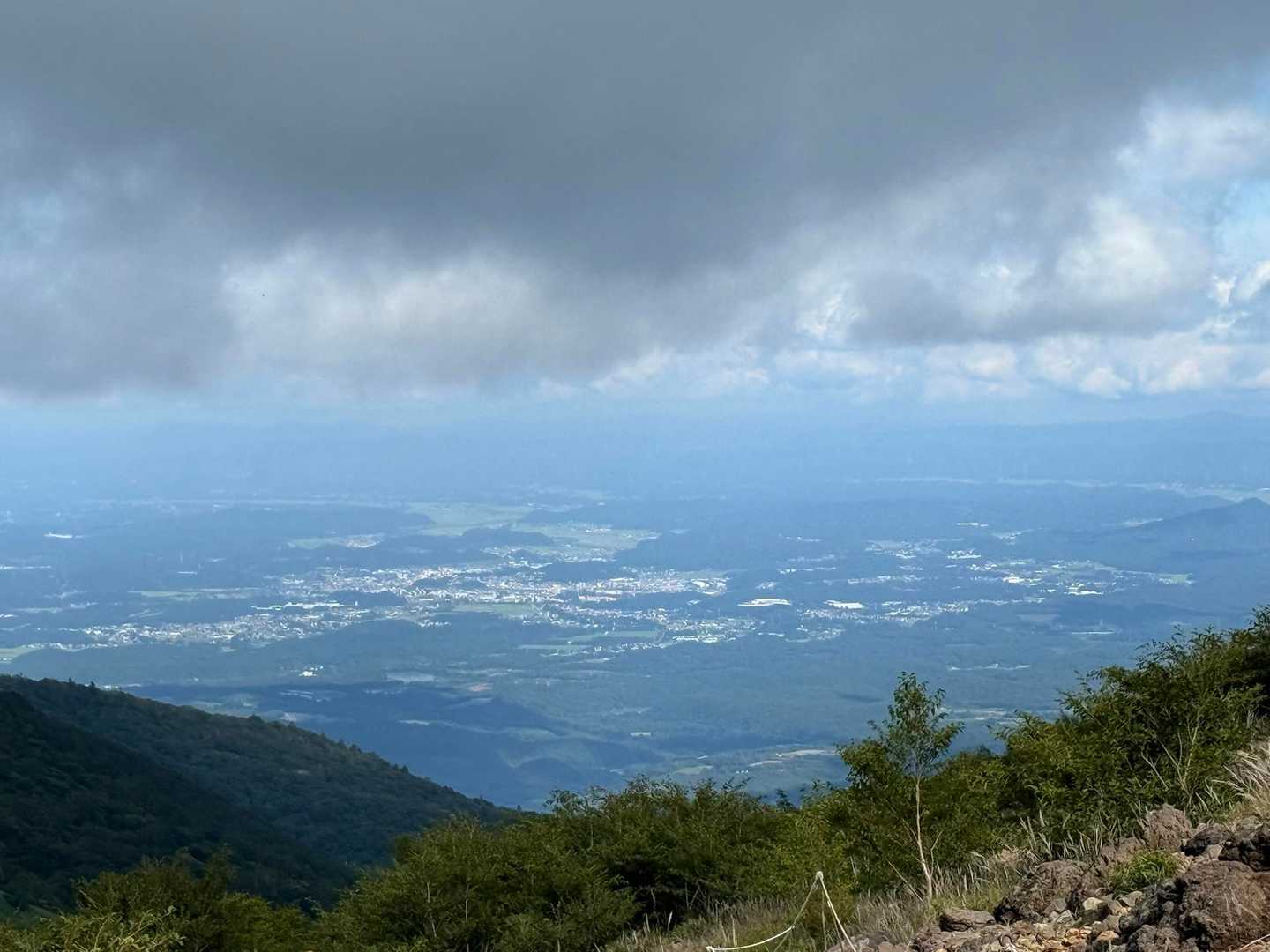 お！下界も見えております！！

雨は降ってないようですね！